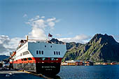 Le isole Lofoten Norvegia. L'Hurtigruten Midnatsol nel porto di Svolvaer (Austvagoya).